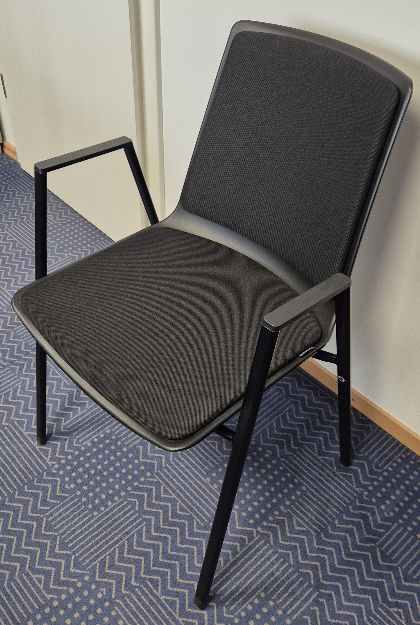 Besucherstuhl mit Armlehnen -Einzelstück-