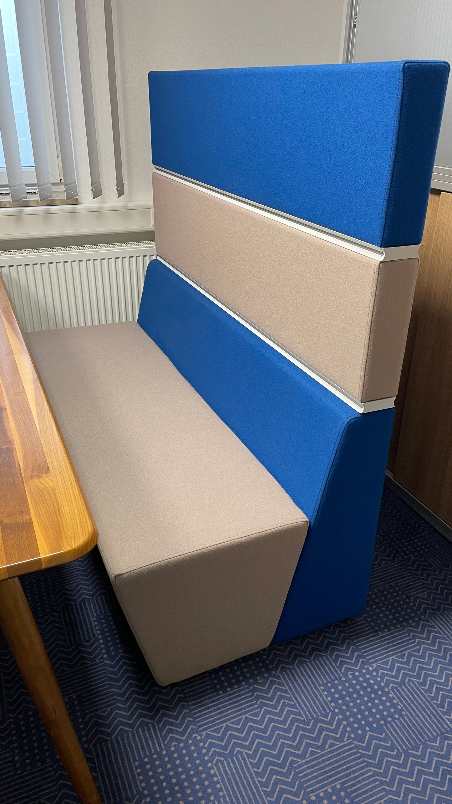 Hive Polsterbänke mit Akustikwand, Ausstellungsstück