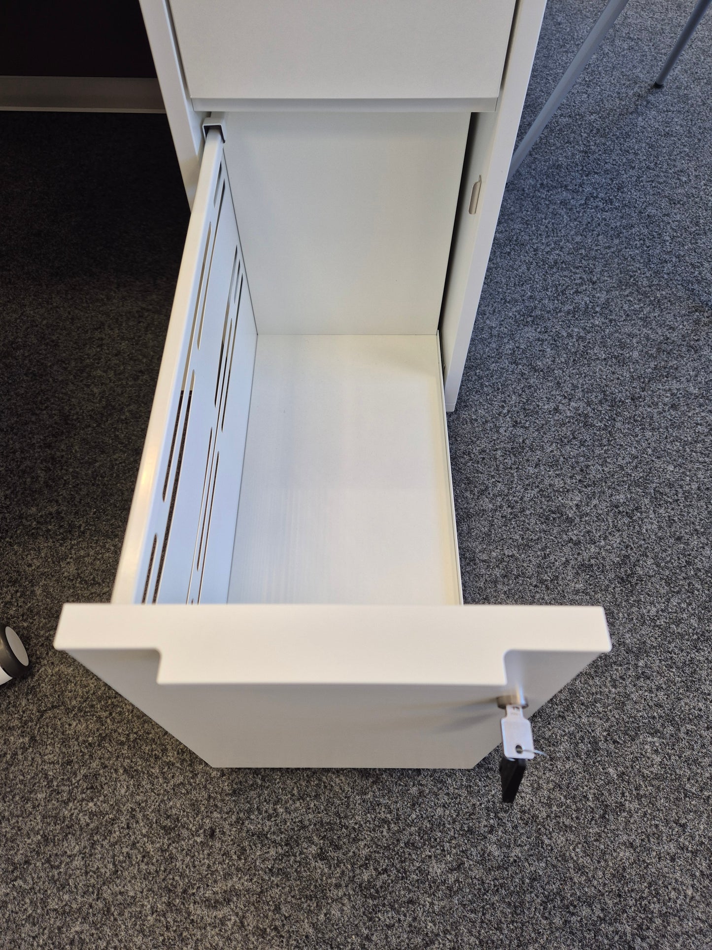 Slim Container mit Pflanzenaufsatz -Einzelstück-